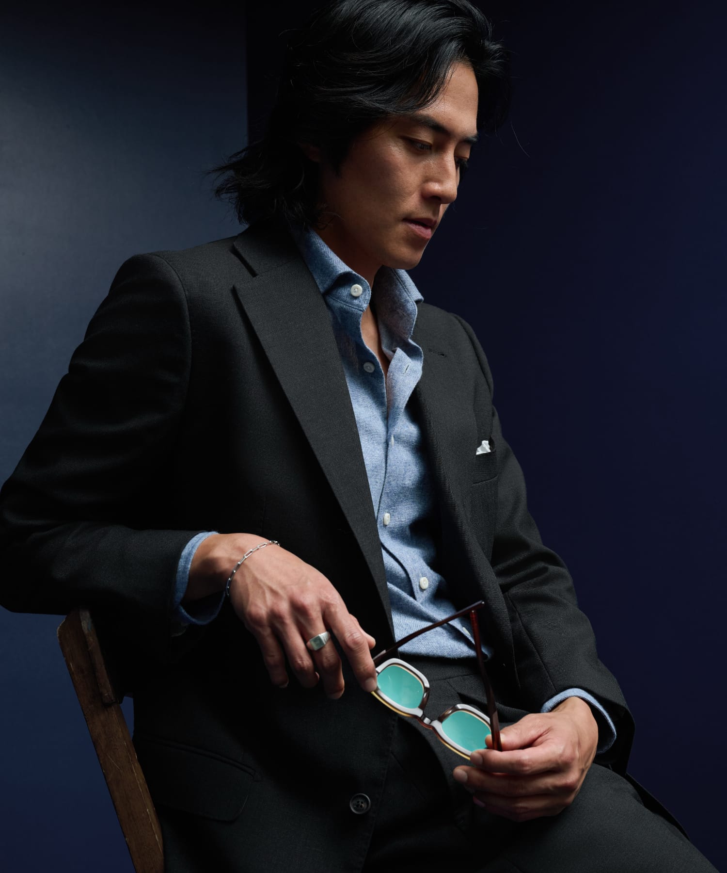 Man wearing a classic navy suit, paired with a tie and dress shirt