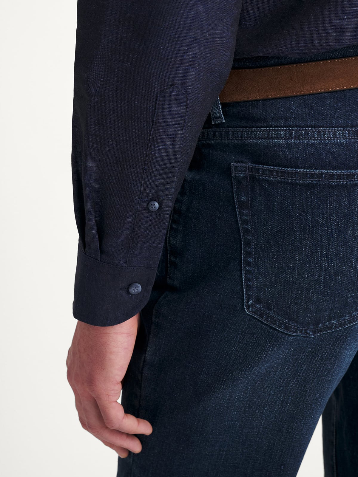 The Cotton and Linen Oxford Cloth Button Down in Navy