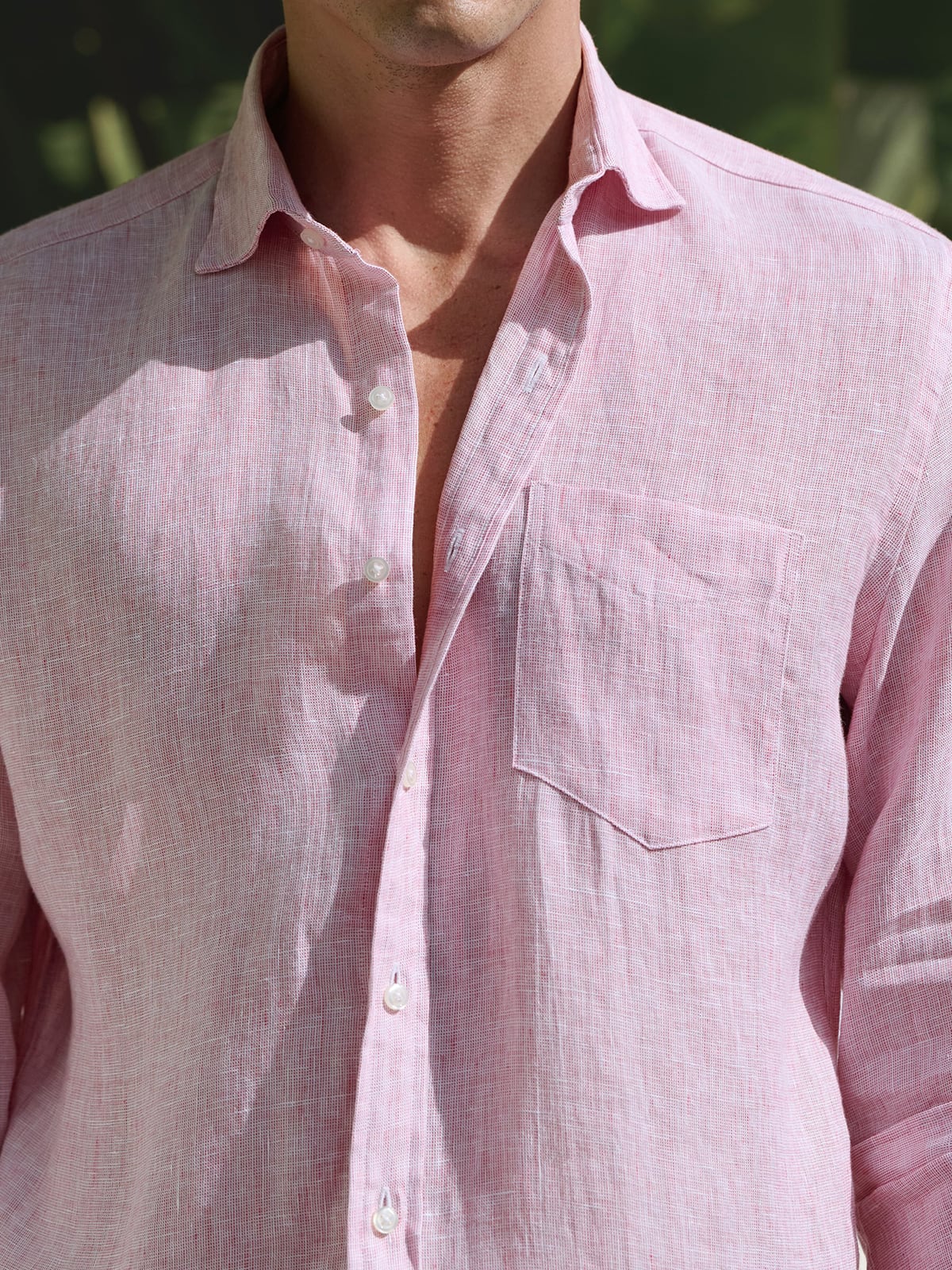 The Baird McNutt Irish Linen Shirt in Red Chambray