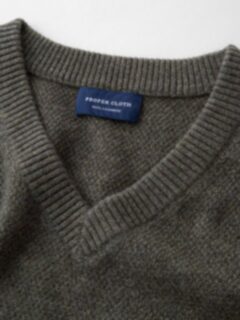 Pine Cobble Stitch Cashmere V-Neck Sweater Product Thumbnail 2