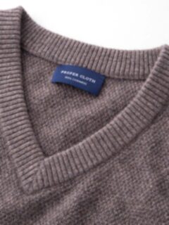 Mocha Cobble Stitch Cashmere V-Neck Sweater Product Thumbnail 2